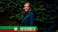 Johanna Holmström ser mot kameran. Hon står framför en mörk buske.
