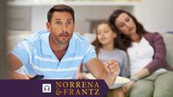 Familj sitter i tv-soffan, pappan ser storögt på tv:n medan mamman och dottern slumrar till.