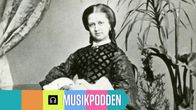 Svartvit bild med Musikpodden-banner i glada färger, för artikel om Laura Netzel, finländsk kompositör. 