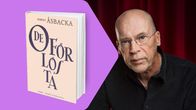 Boken på bilden heter "De oförlösta" och är skriven av Robert Åsbacka.