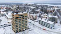 Ilmakuva Tornion keskustasta, kaupungintalo, jonka takana vanha kirkko ja vesitorni.