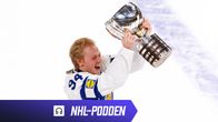 Konsta Helenius lyfter VM-pokalen.