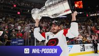 Sebastian Aho lyfter Stanley Cup-pokalen.