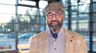 Ilkka Länkinen Lentoaseman lähtöaulassa.