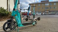 Vuokrattavia sähköpotkulautoja Lappeenrannan keskustassa.