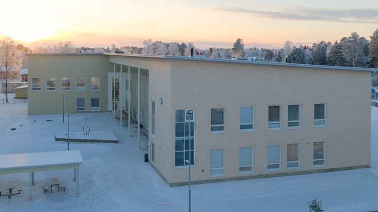 Ilmakuva Simon yhtenäiskoulusta kirkkaana pakkasaamuna.