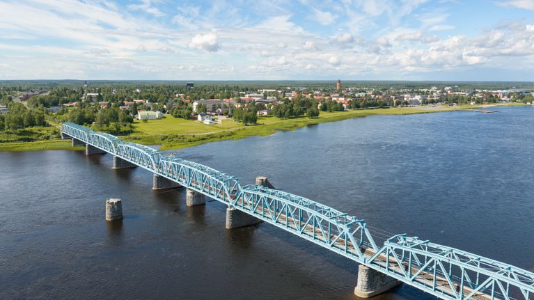 Tornionjoen ylittävä rautatiesilta.