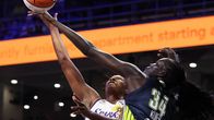Awak Kuier heitontorjunnassa WNBA:ssa.