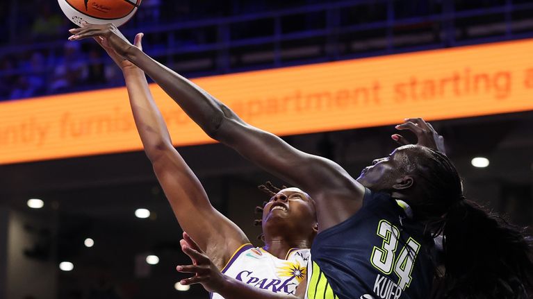 Awak Kuier heitontorjunnassa WNBA:ssa.