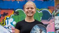 Pariisin kesäolympialaisiin lähtevä 13-vuotias skeittaaja Heili Sirviö Tampereen Muovitehtaalla.