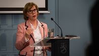 Oikeusministeri Anna-Maja Henriksson hallituksen kehysriihen tiedotustilaisuudessa 5. huhtikuuta.