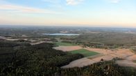 Metsä- ja peltomaisemaa kuumailmapallosta käsin.