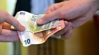 En person som betalar pengar åt en anställd