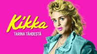 Ilmeikäs Kikka katsoo sinisillä silmillään kameraa pinkkiä taustaa vasten. Kuvaan lisätty teksti: Kikka - tarina tähdestä.