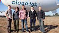 Ryhmä tiedemiehiä lentää Yhdysvaltojen halki ilma-alus Cloud Labilla tutkimaan ilmakehän ilmiöitä.
