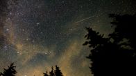 30 sekunnin valotuksessa meteori taivaalla vuotuisen Perseid-meteorsuihkun aikana.