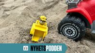 Leksaker i en sandlåda. I nedre kanten Nyhetspoddens logo.