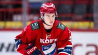 Nuori mies pelaa jääkiekkoa Helsingin IFK:n sinipunaisissa tunnusväreissä. 