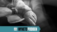 En manshand som kraftigt håller tag i en kvinnas hand. Bilden är svartvit. I bildens nedre kant Nyhetspoddens logo.