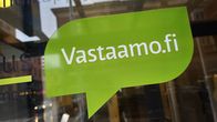 Psykoterapiakeskus Vastaamon tarra toimipaikan ulko-ovessa.