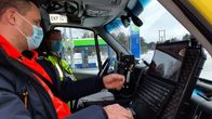 kaksi ihmistä istuu ambulansissa ja tutkii tietokonetta