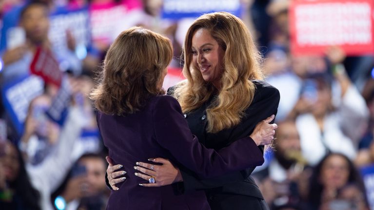Kamala Harris och den amerikanska sångerskan Beyoncé under valkampanj.