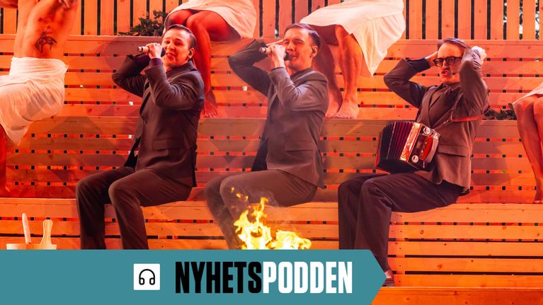 KAJ i Melodifestivalen 22 februari 2025. Sjunger på bastulaven, med eld i förgrunden. I bildens nedre kant Nyhetspoddens logo.
