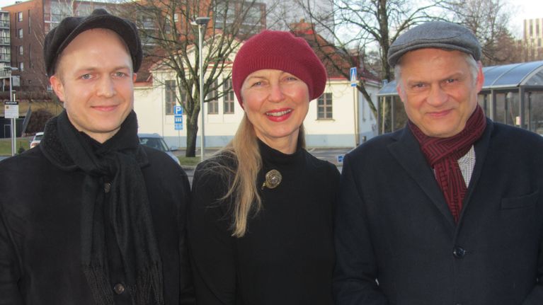 Tutkija Roope Kaaronen, professori Helena Kahiluoto ja professori Markku Wilenius.