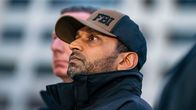 Kash Patel seuraa lehdistötilaisuutta lähellä rikospaikkaa, jossa kaksi Länsi-Virginian kansalliskaartin jäsentä ammuttiin.