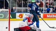 Jesse Puljujärvi står framför Tjeckiens målvakt och följer med en puck som går förbi målet.