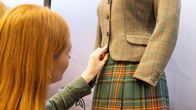 Tweed-hame ja jakku Queen Elizabeth II: Her Life in Style -näyttelyssä. 