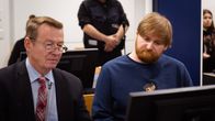 Säännöstelyrikoksesta epäilty Gabriel Temin ja puolustaja varatuomari Jussi Kaasalainen Itä-uudenmaan käräjäoikeudessa.
