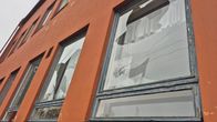 Koulun rikottuja ikkunoita.