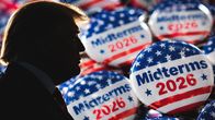 Trumpin siluetti edustalla, taustalla kasassa nappuloita, joissa teksti "Midterms 2026" Yhdysvaltain lipun väreissä.