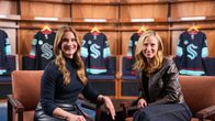 Melinda French Gates ja Samantha Holloway poseeraavat muotokuvaa varten Climate Pledge Arenalla 28. toukokuuta 2026 Seattlessa, Washingtonissa.       (
