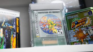 Hyllylle on asetettu vanhoja videopelejä ja pelikasetteja. Keskeisenä on ColecoVision järjestelmän "Champion ice hockey" -peli joka on kopio 6/5.