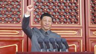 Kiinan presidentti Xi Jinping käsi ylhäällä.