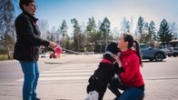 Pirkko Valakarin koira Tepa saa rapsutuksen Rokotepalvelun Olivia Kuusiselta.