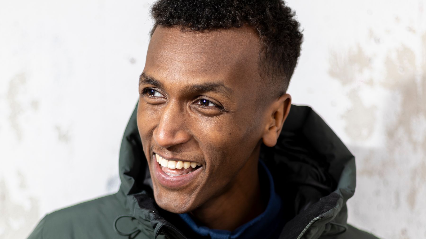 Nyrkkeilijä Ismail Umar poseeraa kameralle Itä-Helsingissä.