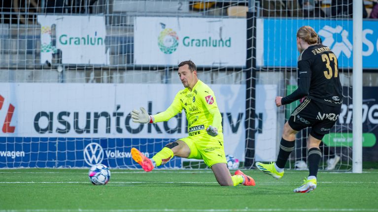 Kasper Paananen tekee maalin Hakaa vastaan eurolopputurnauksen finaalissa 2.11.2024.