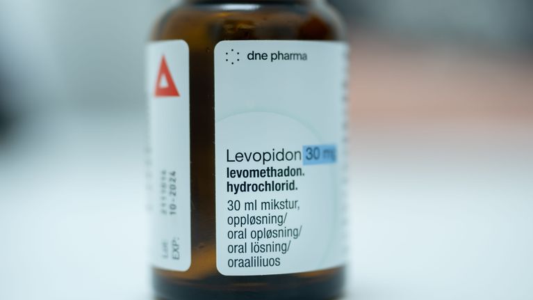 Kokemustyöntekijä ja opioidikorvaushoidossa itsekin käyvän Mattias Isakssonin korvaushoitolääke lähikuvassa.