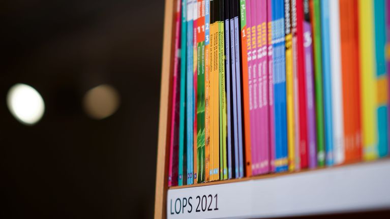 Lops 2021 -opetussuunnitelman mukaisia oppikirjoja uusia ja käytettyjä oppimateriaaleja myyvän Jameran Helsingin keskustan kirjakaupassa.