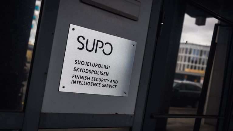 Supon tunnus toimitilojen ovessa Helsingin Katajanokalla.