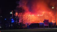 Suuri teollisuusrakennus palaa Tuupakassa Vantaalla.