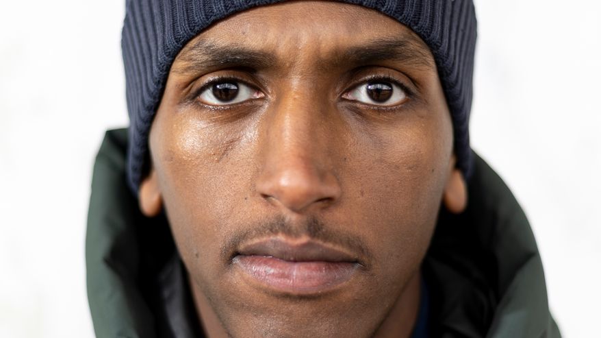 Nyrkkeilijä Ismail Umar poseeraa kameralle Itä-Helsingissä.
