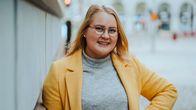 Veera Hellman i gul kavaj och grå tröja.