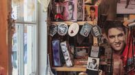 Hyllyllinen Elvis Presley-tavaraa: sukkia, avaimenperiä, rasioita, kuvia ja kirjoja.