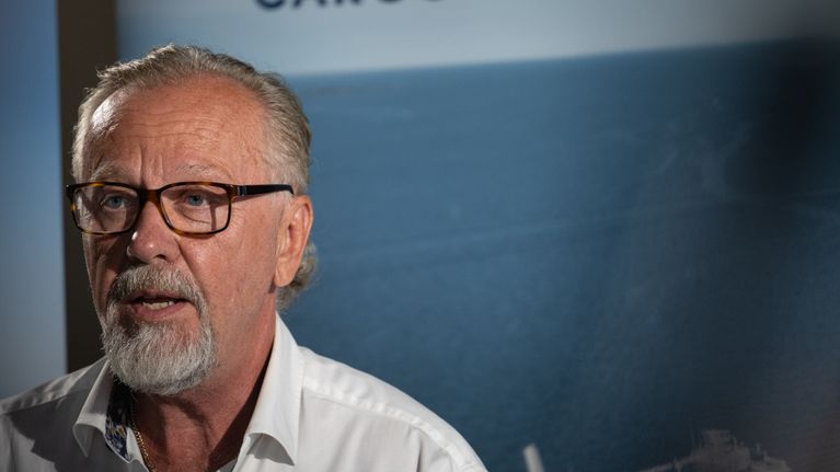 Skäggig man i vit skjorta håller anfärande under en presentation om Wasaline och Wasaline Cargo.
