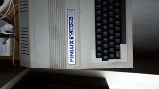 Lähikuva vanhasta Finlux C-64 -tietokoneesta, joka on Commodore 64:n suomalainen versio.