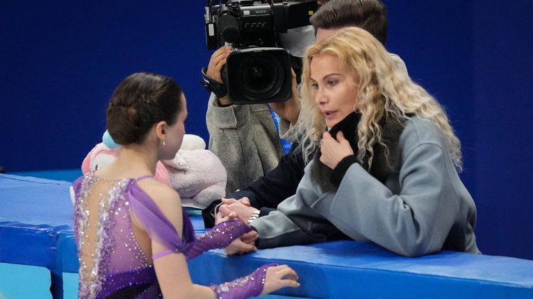 Kamila Valijeva ja hänen valmentajansa Eteri Tutberidze.